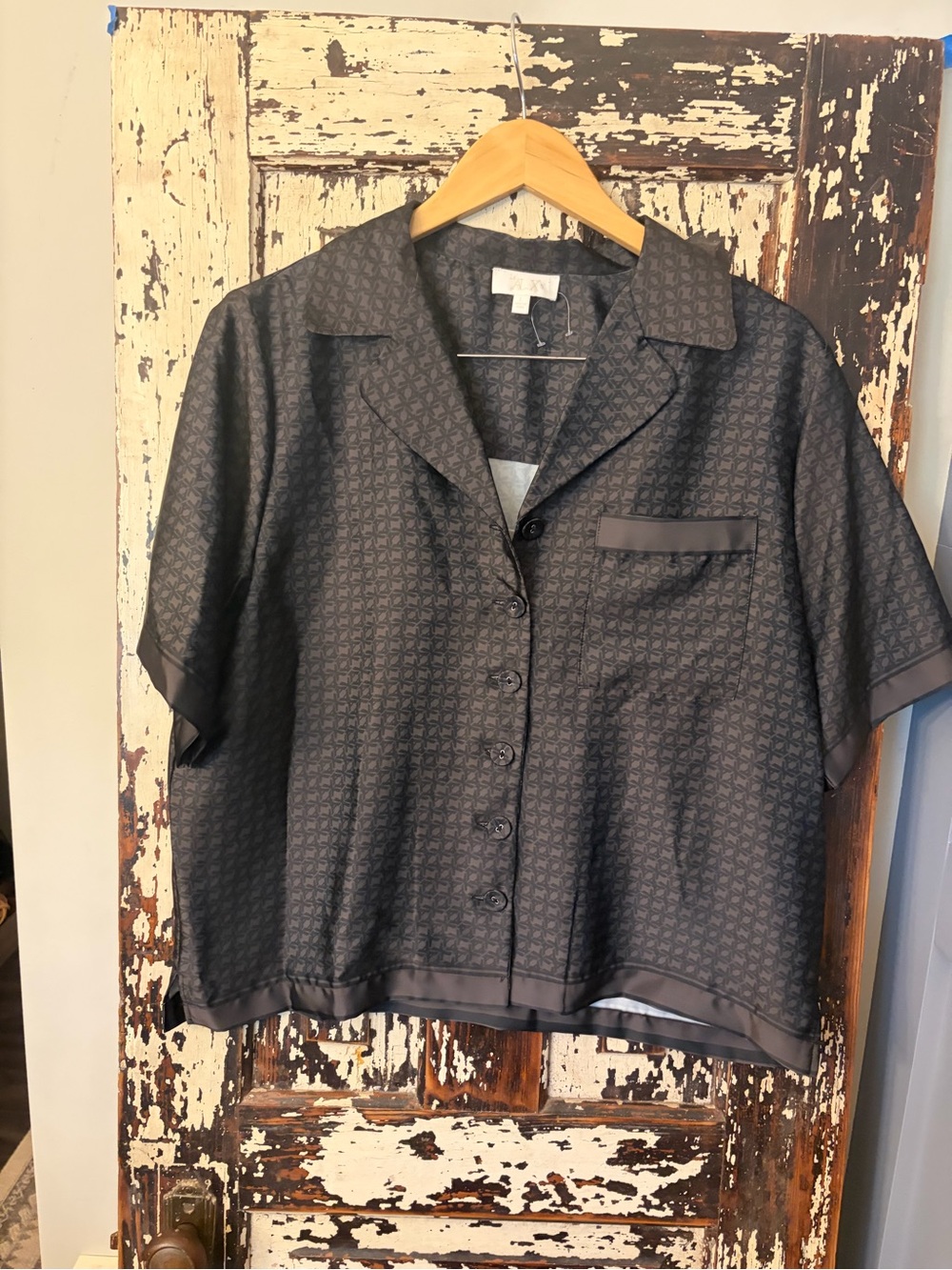 Le’AL.X all over print women’s Short Sleeve Button-Up Blouse. Satin feel. Size L